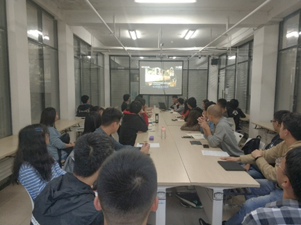 图片包含 人员, 室内, 人物, 墙壁描述已自动生成